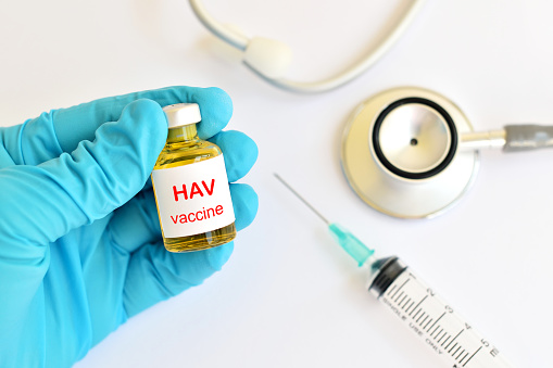 injekce, vakcína proti hepatitidě a fonendoskop na stole