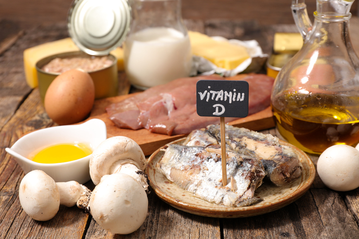 Vitamin D se nachází v potravinách jako je ryba, játra, olej, vejce, houby, mléčné výrobky a sýr
