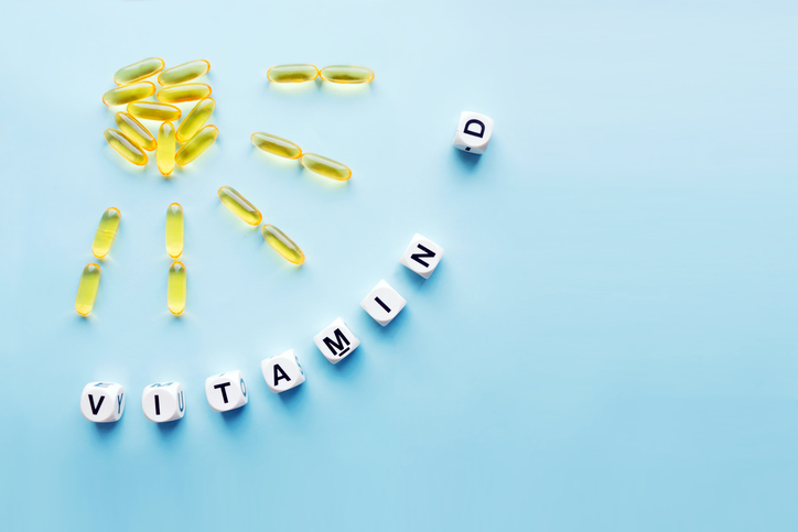 Na obrázku jsou tablety vitamínu D zobrazují slunce a nápis vitamín D