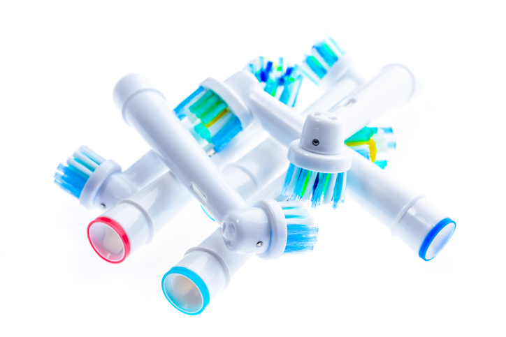 Vyměnitelné hlavice na elektrický rotační zubní kartáček, jsou v různých barvách pro lepší rozlišení