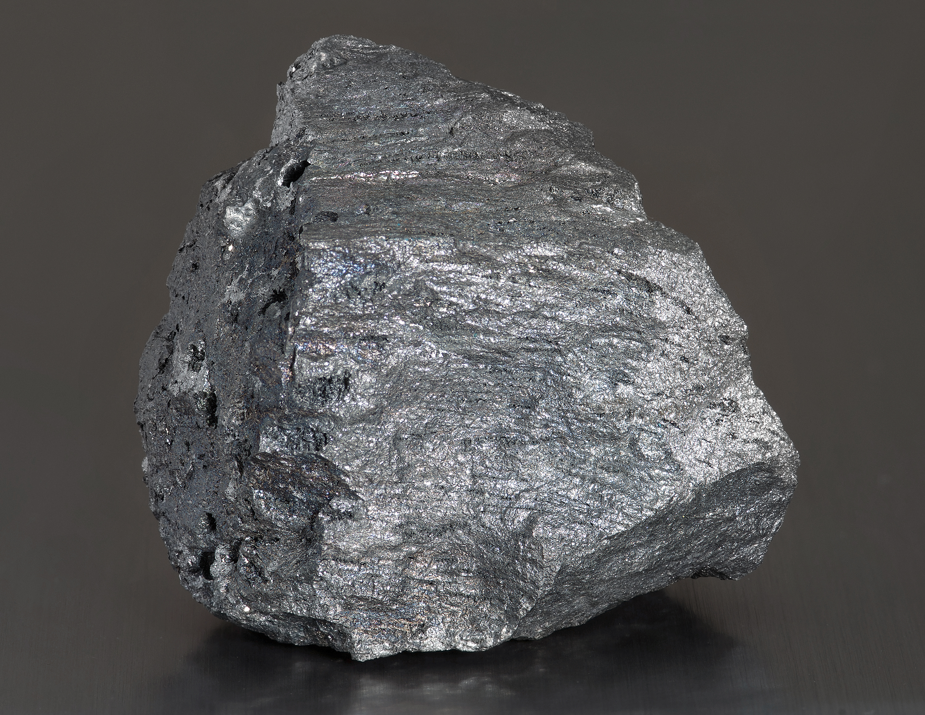 Železo se v přírodě vyskytuje ve formě minerálů, protože v elementární formě je nestabilní a reaktivní.