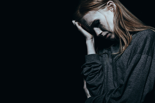 depresivní žena, pláče a podpírá si hlavu