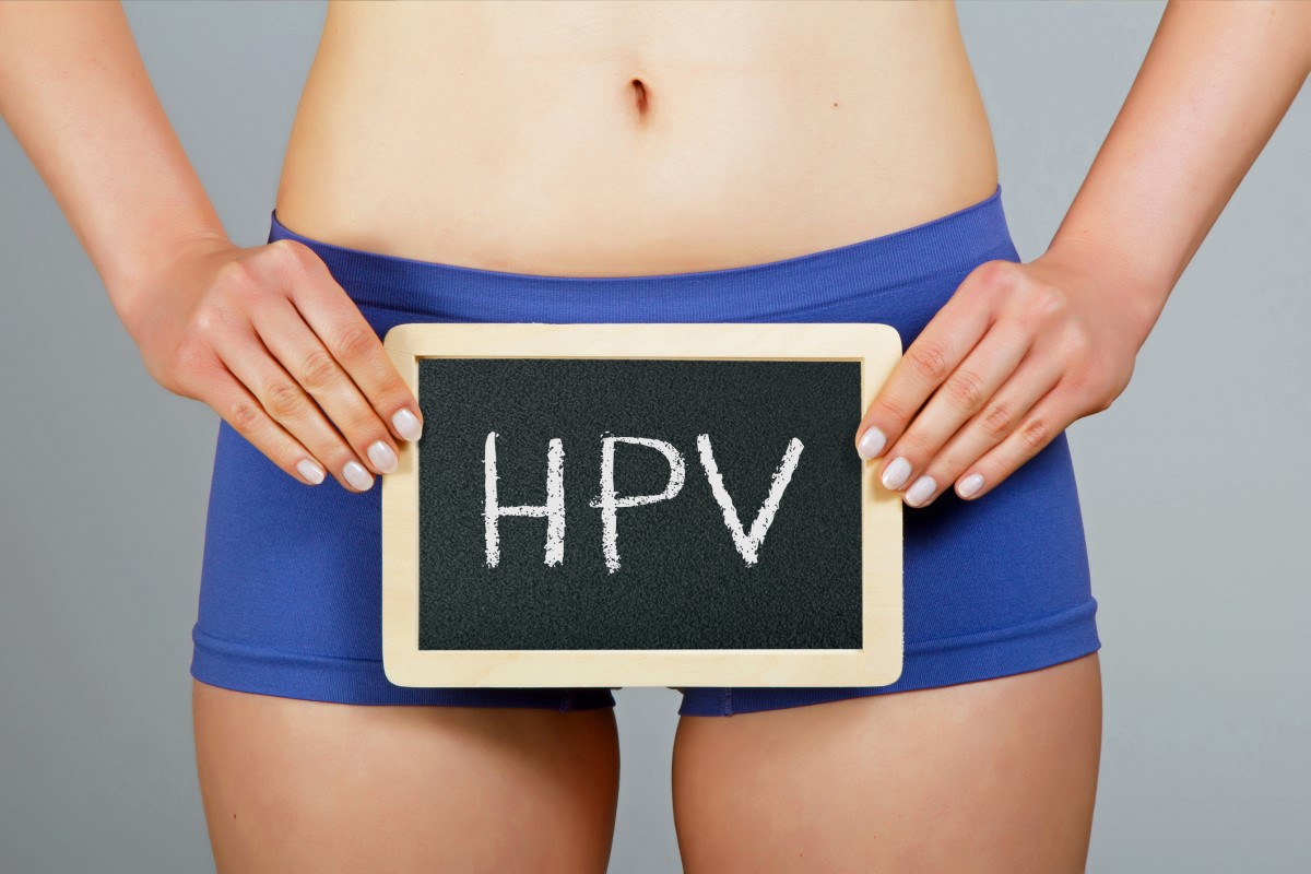 Žena drží ceduli s nápisem HPV