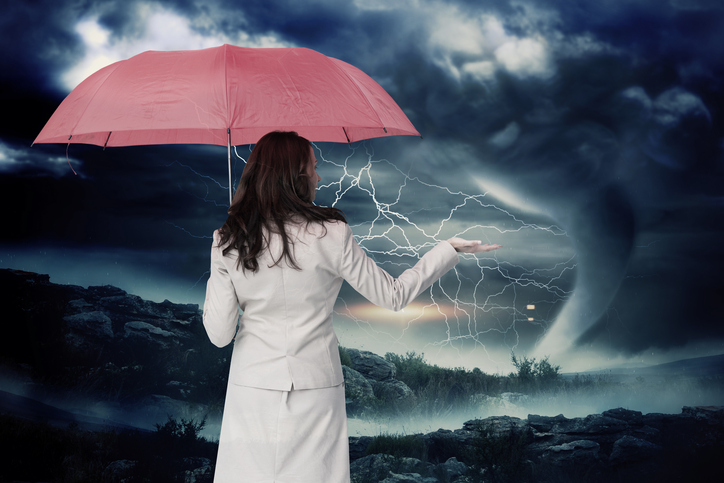 Žena v dešti s deštníkem, tmavé mraky v pozadí