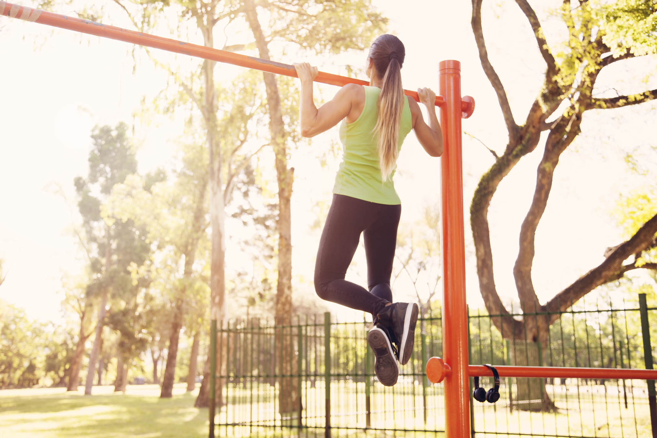 Při shybech na hrazdě si pořádně procvičíte zádové a ramenní svaly. 