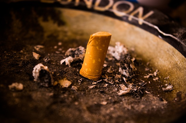 Cigareta, nedopalek, popel, popelník, kouření