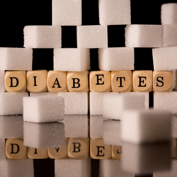 Obrázek znázorňuje diabetes mellitus neboli cukrovku, kostky cukru a nápis