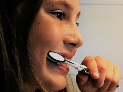 dívka si čistí zuby