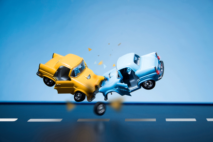 dvě osobní auta, žluté a modré dopravní nehoda