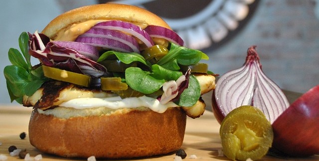 Hamburger, chutné jídlo, zvyšuje tvorbu slin