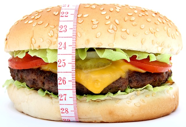 Hamburger a kolem něj krejčovský metr