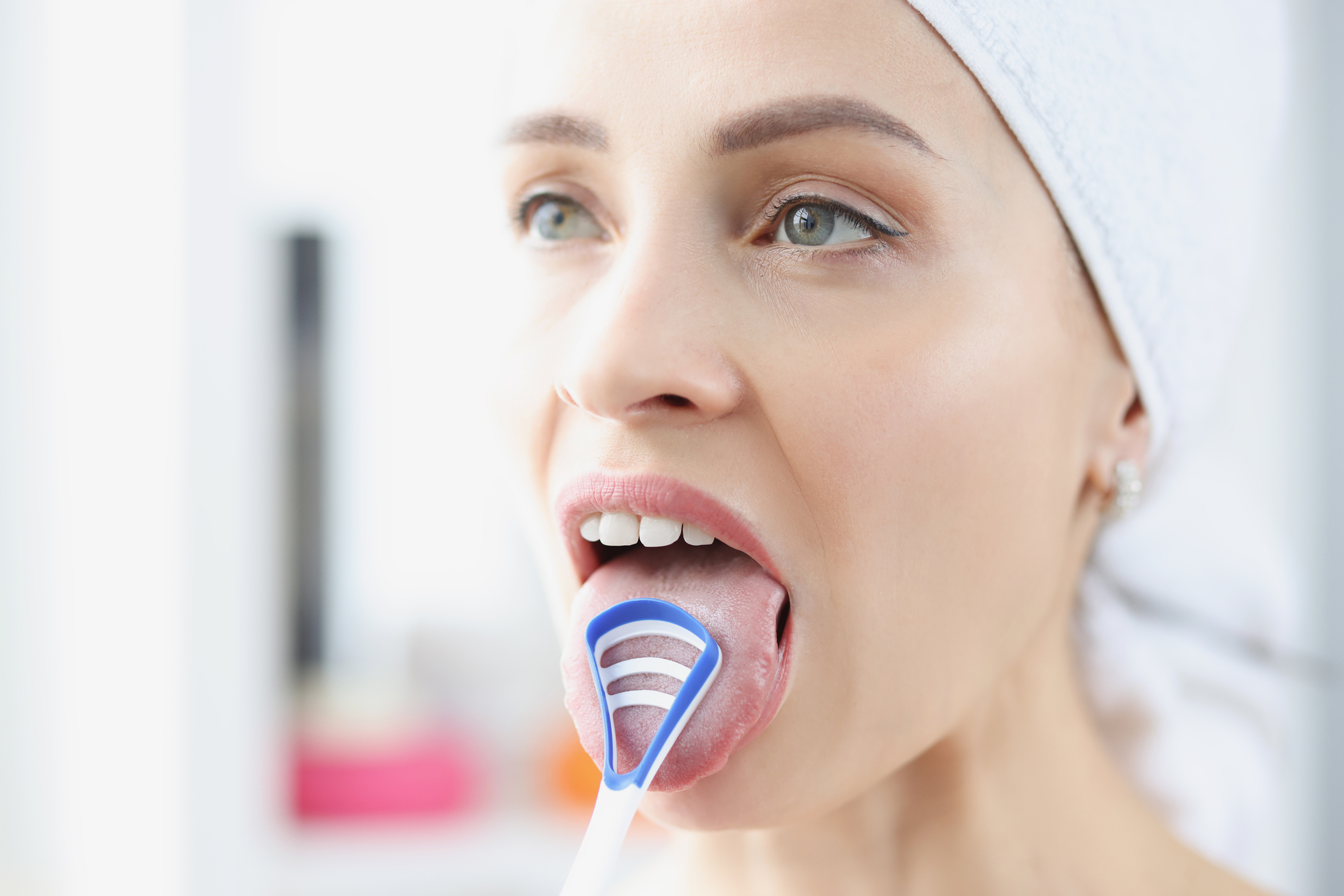 Důsledná hygiena jazyka a odstraňování zubního plaku pomocí škrabky. Zdroj fotografií: Getty Images Hygiena jazyka