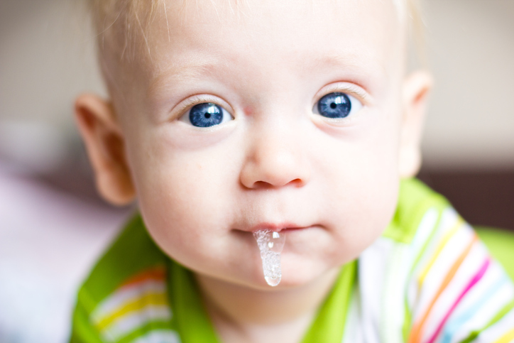 Malé dítě, kojenec, slintá, roste mu první zub