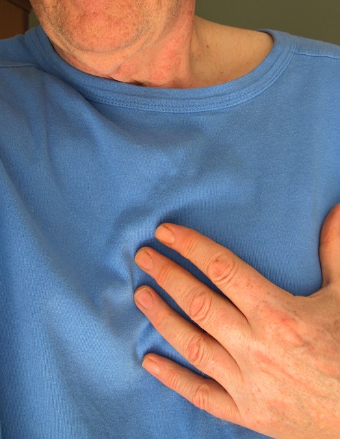 muž si drží rukou hrudník, bolest na hrudi jako při infarktu srdce