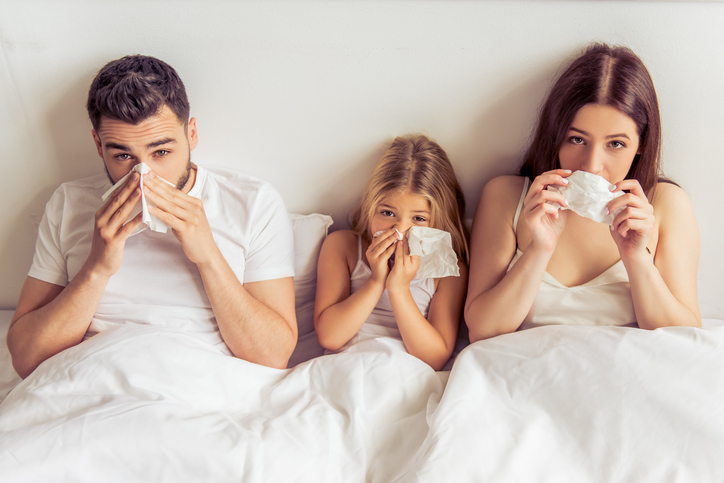 Rodina, tedy otec, matka a dcera leží v posteli, mají plné nosy, rýmu, pro onemocnění, například chřipku