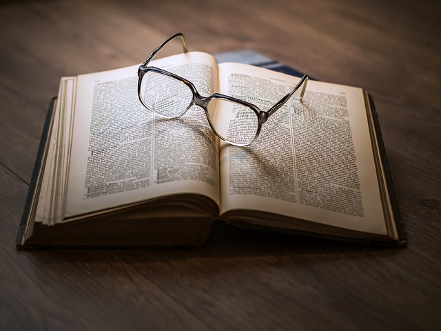 Brýle, kniha, zhoršený zrak