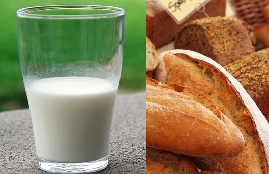 sklenička kravského mléka a různé pečivo