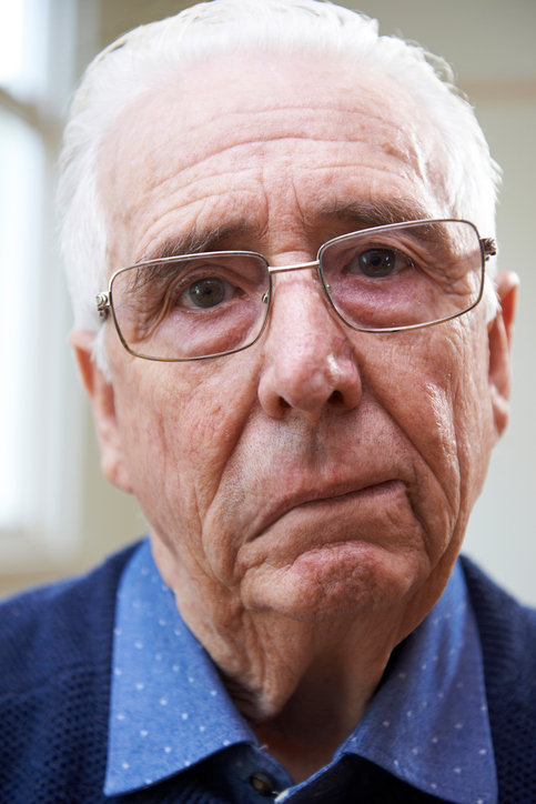 Starší muž má parézu nervu facialis, tedy obličejového nervu, při periferní příčině i při cévní mozkové příhodě