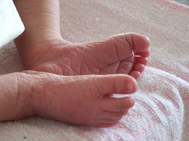 Suchá kůže na noze novorozence, kojence