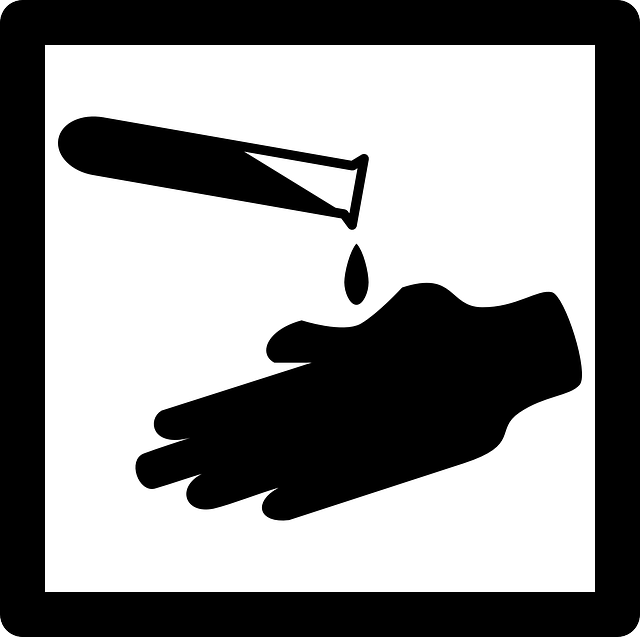 černobílá tabulka, výstraha před chemikáliemi, nakloněná zkumavka kapka nad rukou