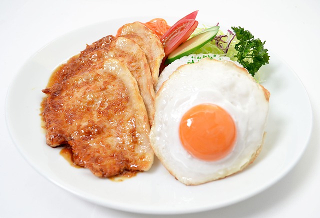 Maso, vejce, volské oko na talíři, vyvážená strava, obsah vitamínu B12
