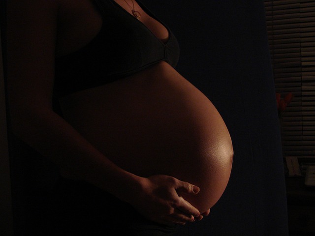 Těhotná žena, výřez břicha