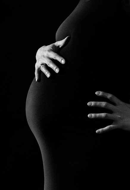 Těhotná žena, výřez, hrudník, břicho, ruce, černé šaty