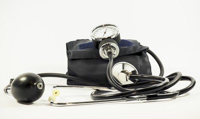 tlakoměr, fonendoskop, vysoký krevní tlak