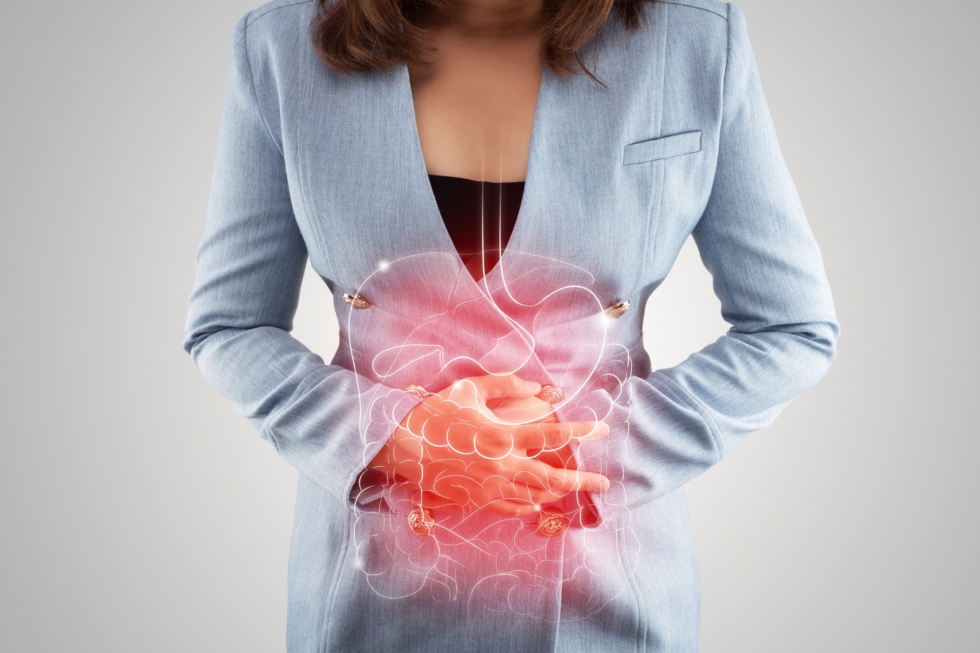Vředová choroba žaludku a dvanácterníku - žena si drží bolestivé břicho