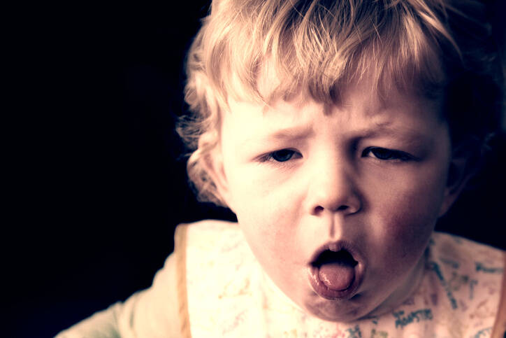 Epiglotitida: Příznaky a léčba zánětu hrtanové příklopky? Proč ohrožuje děti? 