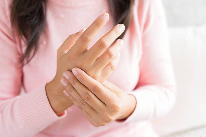Revmatoidní artritida: První příznaky revmatu nejsou uzly, jaká je léčba?