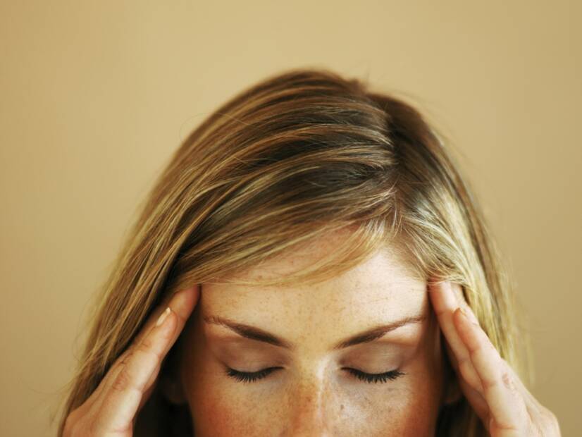 Jaké jsou časté příčiny bolestí hlavy u žen a jak je léčit?