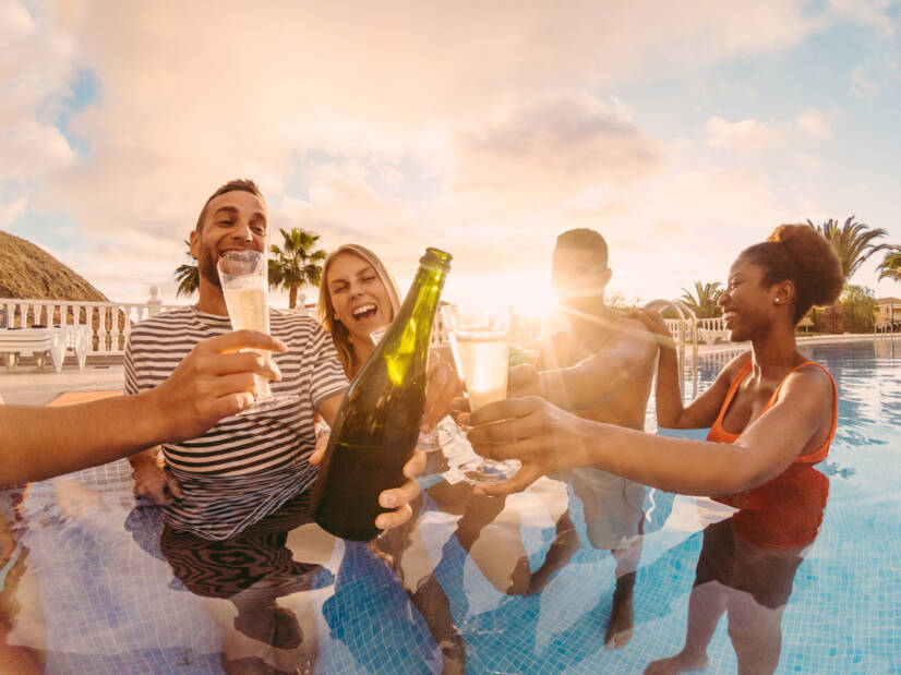 Alkohol a koupání v horkých letních dnech? Zdravotní rizika i tonutí