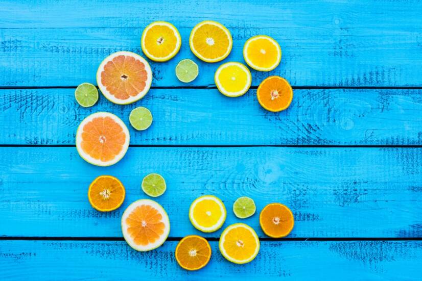 Vitamin C: Jaké má účinky? Nedostatek, nadbytek, formy, dávkování