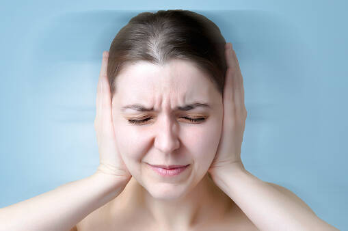 Hučení, pískání, tlak v uších, tinitus: Jaké jsou jeho hlavní příčiny?