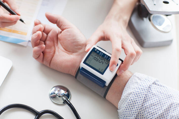 Nízký krevní tlak: Jaké jsou příznaky a rizika hypotenze? Je 90/60 málo?