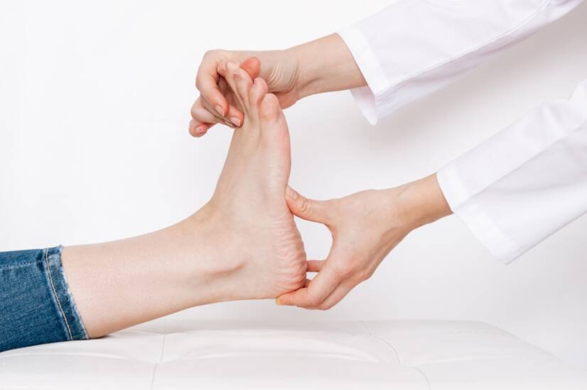 Ploché nohy: jaké jsou příčiny a příznaky? Jak jim lze pomoci?
