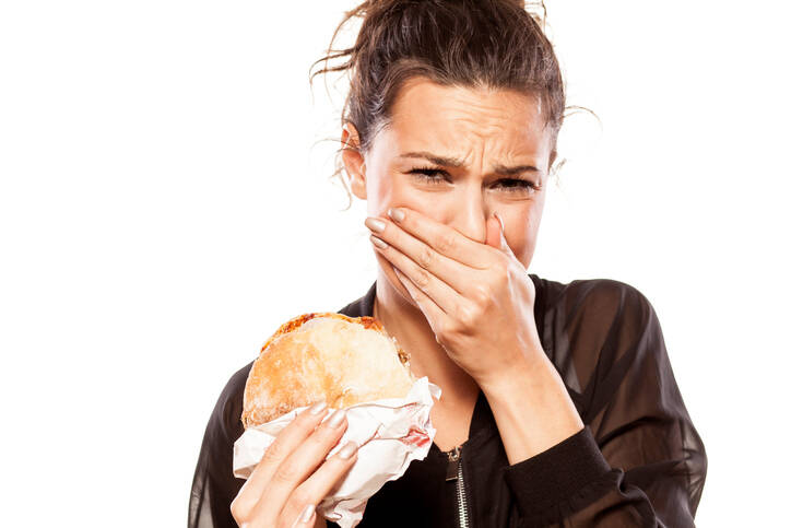 Poruchy polykání: Proč zůstává jídlo v krku a nedá se spolknout?