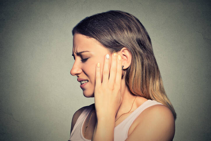 Výtok z ucha – žlutý, tmavý, krvavý či hnisavý? Poznejte příčiny