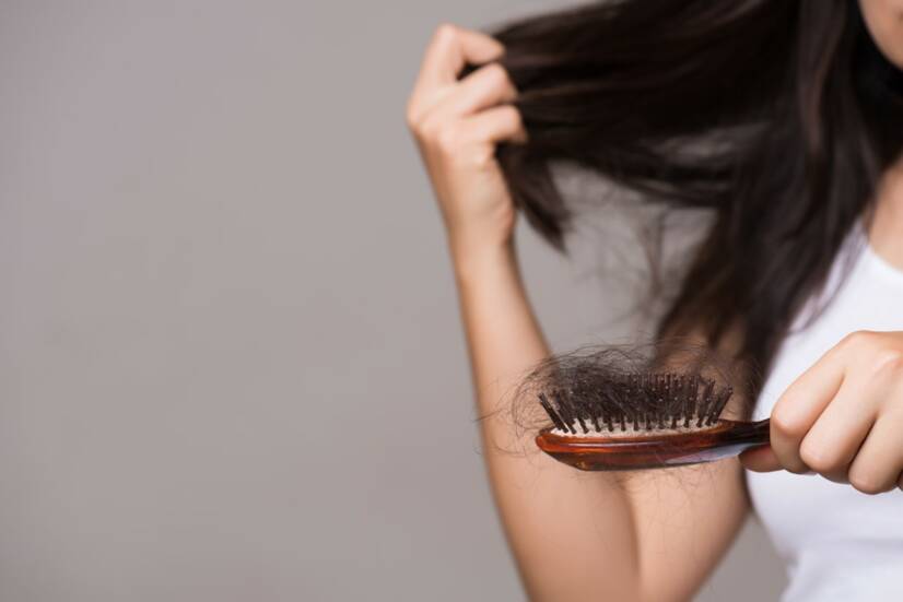 Nadměrné vypadávání vlasů a jeho příčiny: Co pomůže a jak se léčí?
