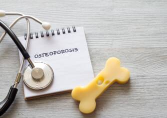 Osteoporóza: Když kosti slábnou a léčba je složitá. Jaké jsou příčiny, příznaky a následky + tipy na prevenci?