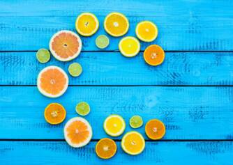 Vitamín C: Jaké má účinky? Nedostatek, nadbytek, formy, dávkování