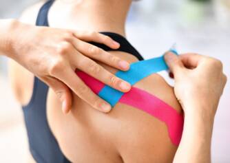 Kineziotaping: tejpování terapeutickou páskou. Jaké jsou jeho terapeutické účinky?