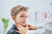 Příušnice: Jaké jsou příznaky zánětu příušní žlázy? Přenos a očkování