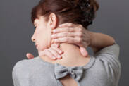 3 príznaky, které doprovázejí bolest krcní pátere. Znáte príciny?