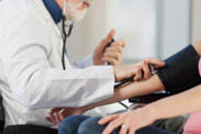 Jaké jsou typické príznaky vysokého krevního tlaku?