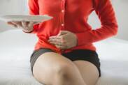 Bolest a křeče v břiše po jídle? Možné příčiny a léčba