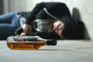 Otrava alkoholem, zvracení a ostatní príznaky, jaká je první pomoc?