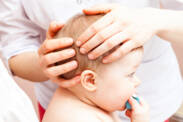 Plagiocefalie u dětí. Jaké polohové deformace hlavy známe?
