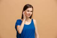 Bolest ucha ze zánětu, průvanu či krční páteře? Příčin je více